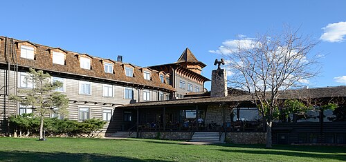 El Tovar Hotel north facing the rim
